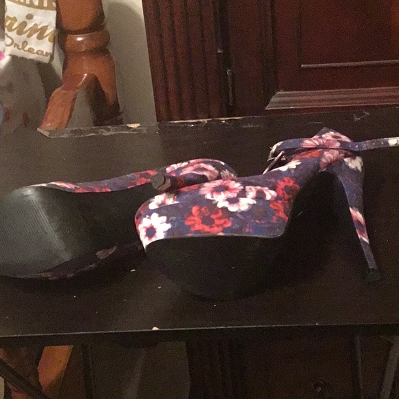"Qupid" womens Flower heels - Picture 3 of 4